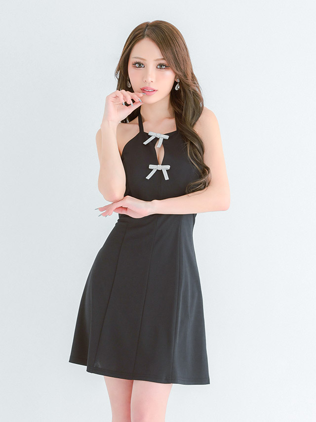 セクシーな胸元カットアウトドレス