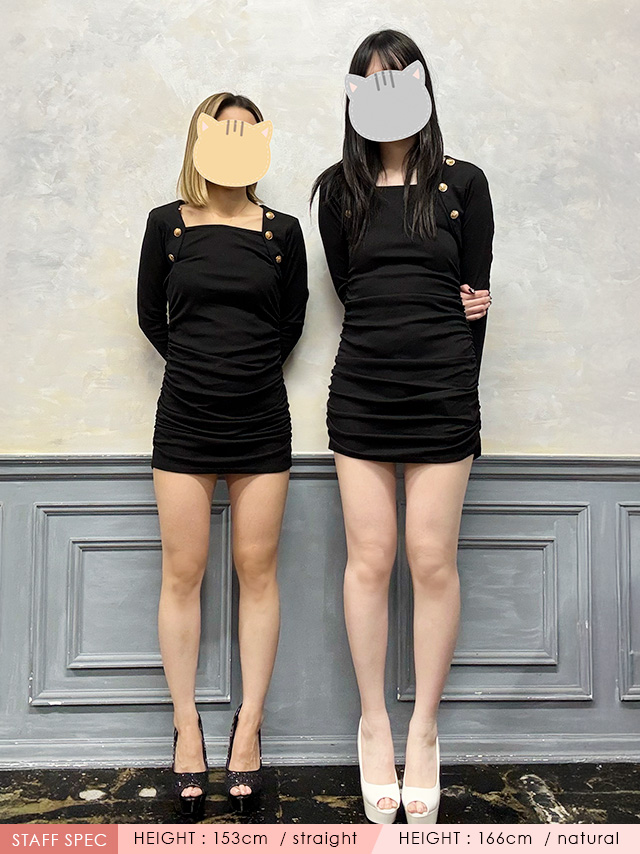 チェック柄ツイード×パールボタンキャミソールノースリーブ台形フレアミニドレススタッフ着用画像