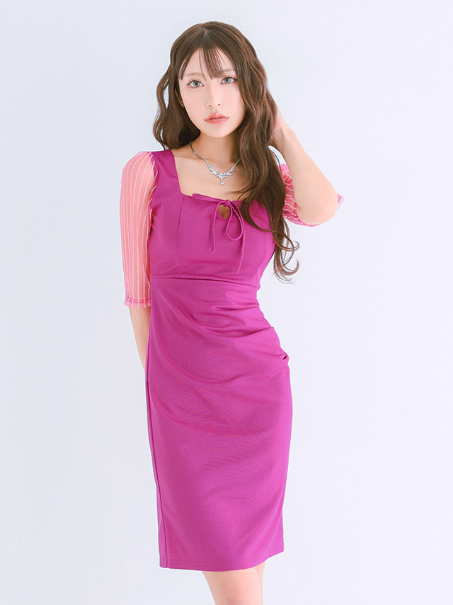 鮮やかなカラーが目を惹く
シアー袖タイトドレス