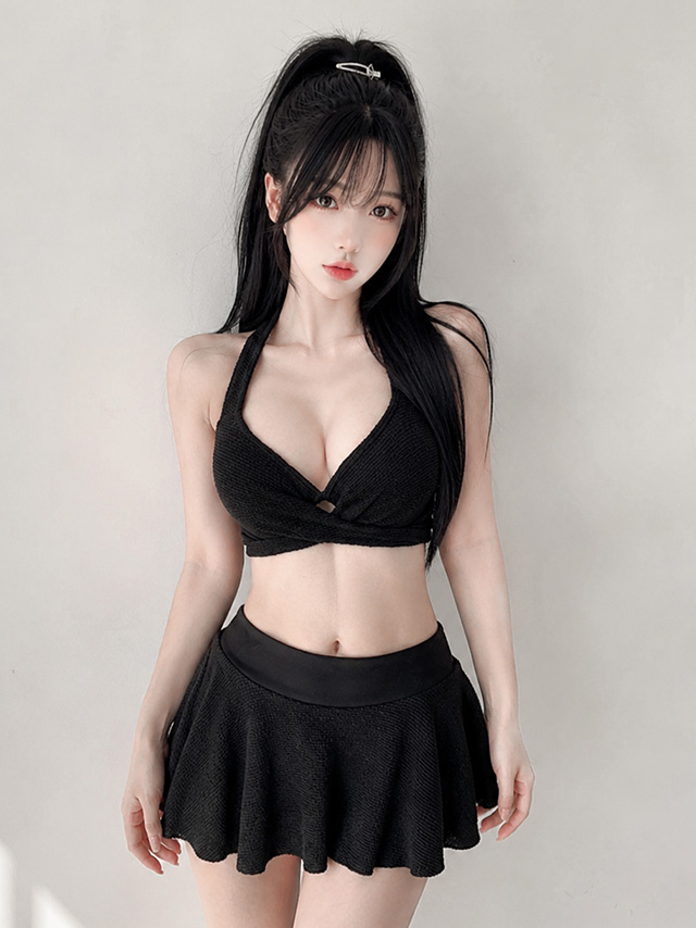 ふんわりスカートと爽やかカラーで、ガーリーな可愛さを詰め込んだ水着のブラック