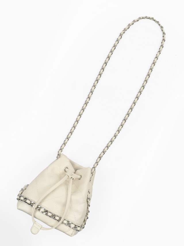 ショルダーバッグ 巾着 キルティング シルバーチェーン のディティール画像4枚目