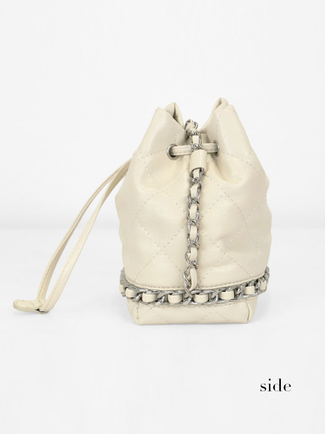 ショルダーバッグ 巾着 キルティング シルバーチェーン のディティール画像2枚目