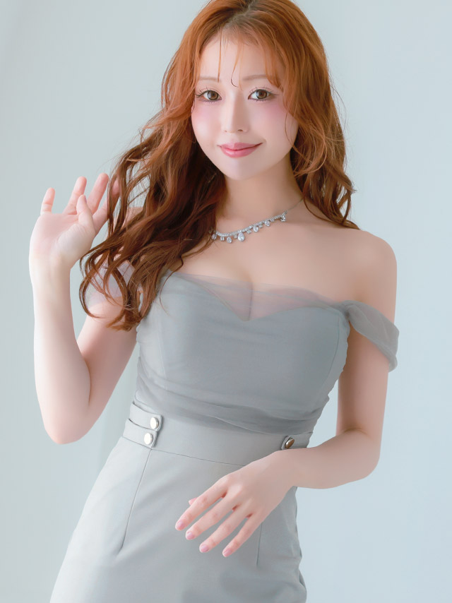 ロングドレス オフショルダー 谷間 チュールショルダー サイドベルト付き ストレッチ バックスリット 大きいサイズ グレー タイト キャバドレス の立ち姿イメージ画像3枚目