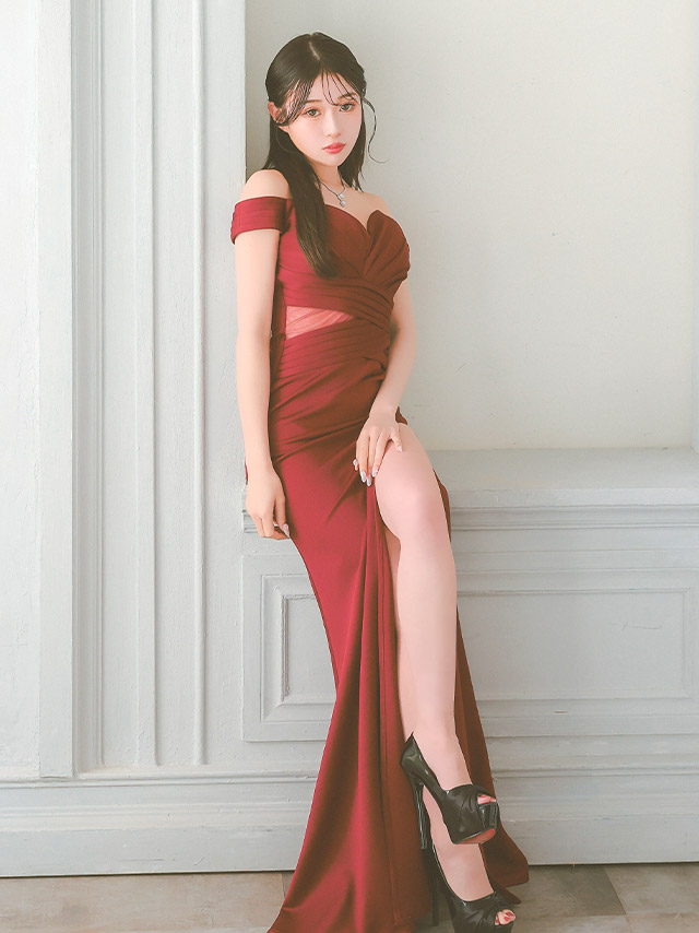 ロングドレス 谷間 オフショルダー ハートカット シンプル 大人 スリット ウエストシアー ストレッチ ワンカラー XL ワンレッド タイト キャバドレス の座り画像1枚目