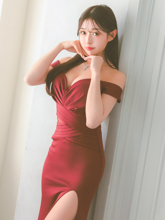 ロングドレス 谷間 オフショルダー ハートカット シンプル 大人 スリット ウエストシアー ストレッチ ワンカラー XL ワンレッド タイト キャバドレス の立ち姿イメージ画像2枚目