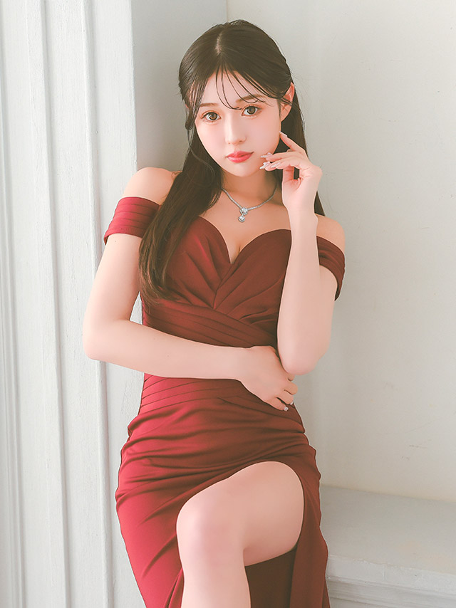 ロングドレス 谷間 オフショルダー ハートカット シンプル 大人 スリット ウエストシアー ストレッチ ワンカラー XL ワンレッド タイト キャバドレス の座り画像4枚目