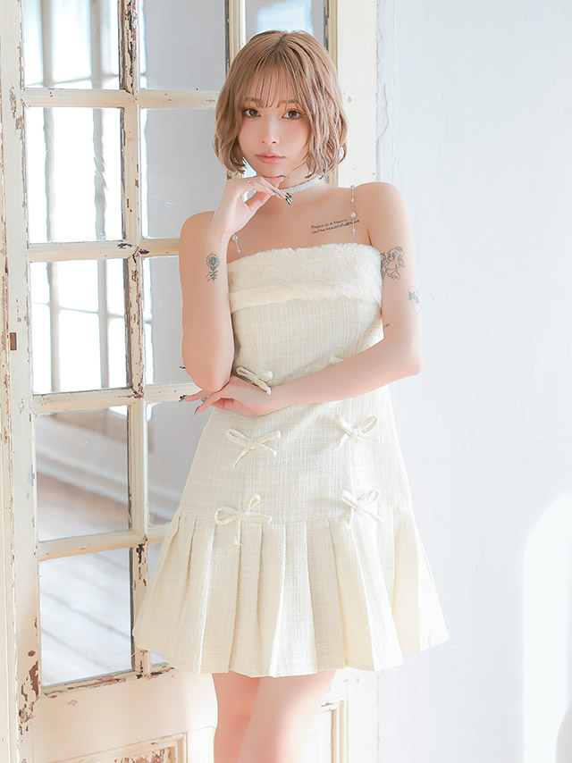ミニドレス ワンピース ラメ ツイード リボン パールキャミソール付き フェイクファー Aライン プリーツ 白 ガーリー 胸元カバー キャバドレス の立ち姿イメージ画像3枚目