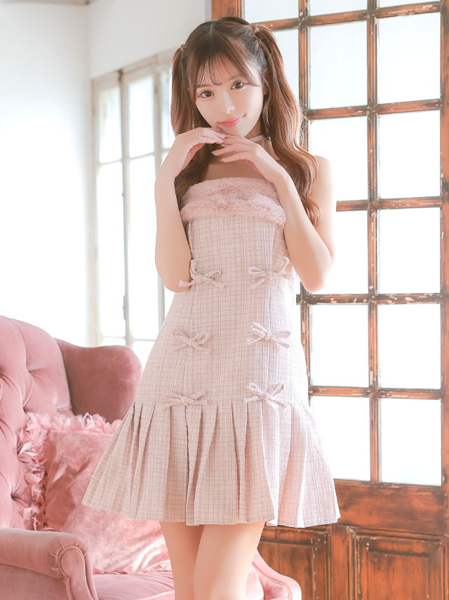 ミニドレス ワンピース ラメ ツイード リボン パールキャミソール付き フェイクファー Aライン プリーツ ガーリー ピンク 胸元カバー キャバドレス の立ち姿イメージ画像3枚目