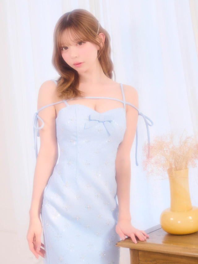 ミニドレス キャミソール コード リボン 谷間 フラワービジュー キラキラ ツイード タイト ライトブルー キャバドレス の立ち姿イメージ画像1枚目