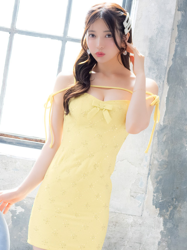 ミニドレス キャミソール コード リボン 谷間 フラワービジュー キラキラ ツイード タイト イエロー キャバドレス の立ち姿イメージ画像1枚目