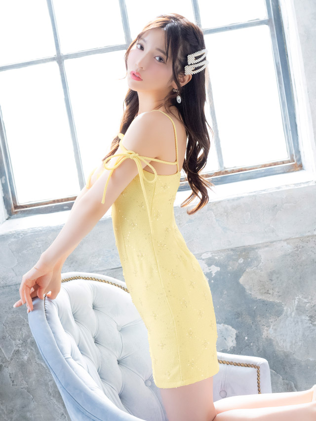 ミニドレス キャミソール コード リボン 谷間 フラワービジュー キラキラ ツイード タイト イエロー キャバドレス の座り画像2枚目