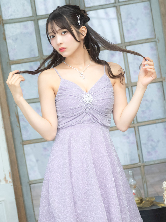 ミニドレス キャミソール ギャザー リボンデザイン ラメ キラキラ ストレッチ Aライン 紫 5L XXXXL 大きいサイズ キャバドレス の立ち姿イメージ画像2枚目