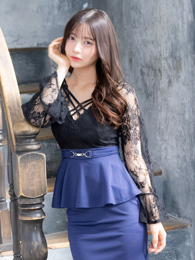 ミニドレス 長袖 袖あり ベルスリーブ ブラックレース ペプラム 谷間 ダブルクロスネック ウエストベルト ストレッチ バイカラー お腹カバー 二の腕カバー 大きいサイズ XL XXL 黒 ネイビー タイト キャバドレス の立ち姿イメージ画像3枚目