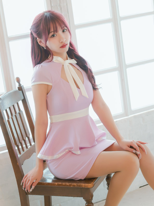 ミニドレス タイト 谷間 大きいサイズ ストレッチ 半袖 ペプラム ネックリボン ブラジャーのまま パイピング バストカット ピンク XL XXL 4L 5L 6L キャバドレス の座り画像4枚目