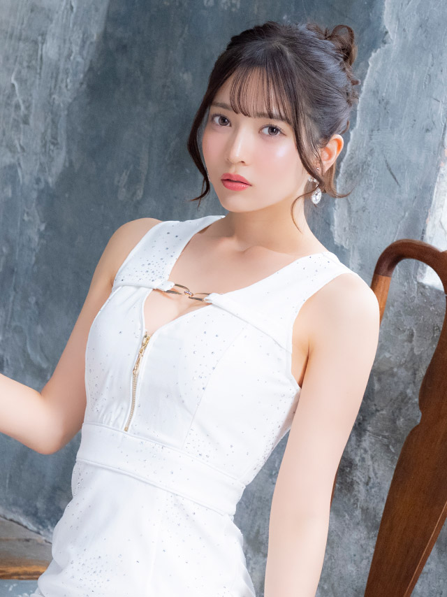 ミニドレス ノースリーブ ジップ 谷間 チェーン パイピング ビジューシャワー キラキラ 下着のまま 大きいサイズ XL XXL 裾フリル タイト 白 キャバドレス の立ち姿イメージ画像1枚目