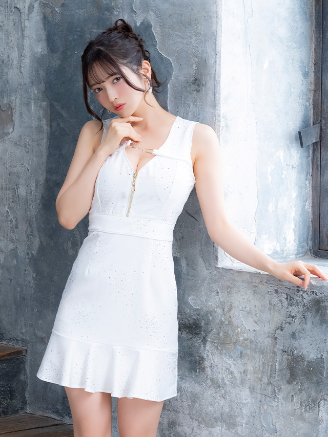 ミニドレス ノースリーブ ジップ 谷間 チェーン パイピング ビジューシャワー キラキラ 下着のまま 大きいサイズ XL XXL 裾フリル タイト 白 キャバドレス の立ち姿イメージ画像4枚目