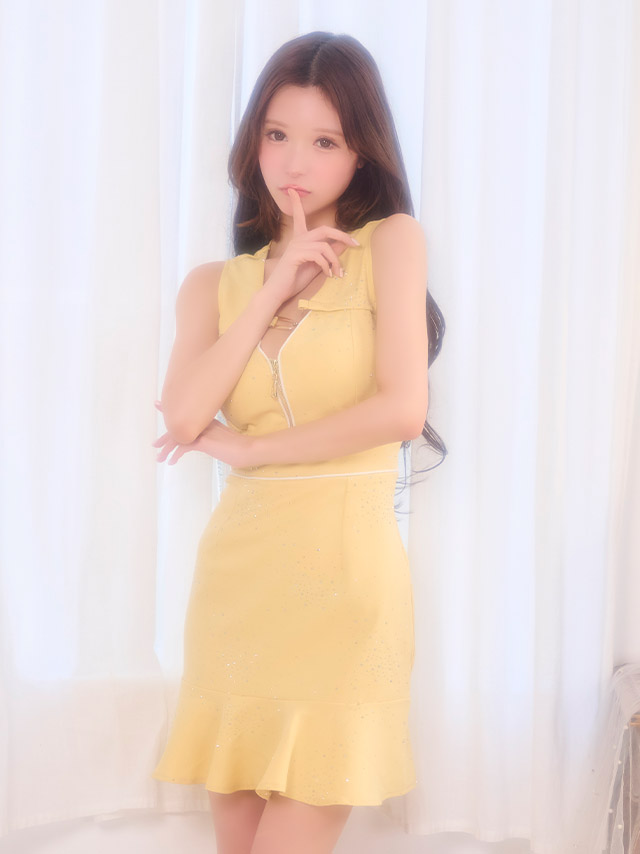 ミニドレス ノースリーブ ジップ 谷間 チェーン パイピング ビジューシャワー キラキラ 下着のまま 大きいサイズ XL XXL 裾フリル タイト イエロー キャバドレス の立ち姿イメージ画像4枚目