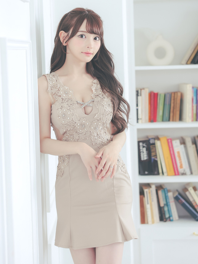 ミニドレス 立体刺繍レース 谷間 ノースリーブ ウエスト透け くびれ 裾フリル タイト ベージュ キャバドレス の立ち姿イメージ画像2枚目