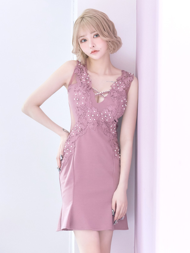 ミニドレス 立体刺繍レース 谷間 ノースリーブ ウエスト透け くびれ 裾フリル タイト ピンク キャバドレス の立ち姿イメージ画像2枚目