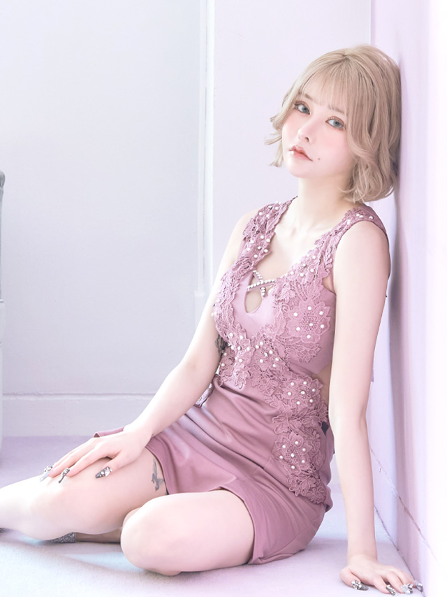 ミニドレス 立体刺繍レース 谷間 ノースリーブ ウエスト透け くびれ 裾フリル タイト ピンク キャバドレス の座り画像4枚目