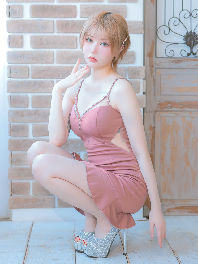 ミニドレス タイト ストレッチ ビジュー ジップ ストーン付き バストコード 裾フリル セクシー 谷間 キャミソール シースルー くびれ ピンク キャバドレス の座り画像1枚目