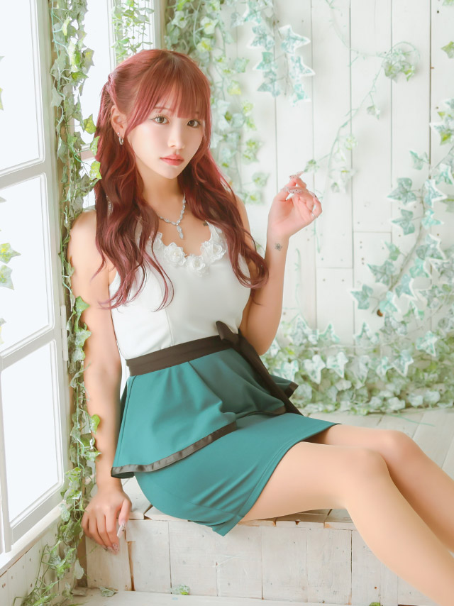 ミニドレス タイト 大きいサイズ レース 大人 ノースリーブ ローズ刺繍 ストレッチ ペプラム ウエストリボン バイカラー 白 キャメル XL XXL 4L 5L 6L キャバドレス の座り画像4枚目