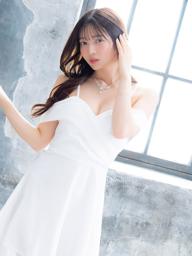 ミニドレス 肩あき シフォン谷間 バストクロス Aライン ワンカラー XL XXL 4L 5L 大きいサイズ 白 キャバドレス の立ち姿イメージ画像2枚目