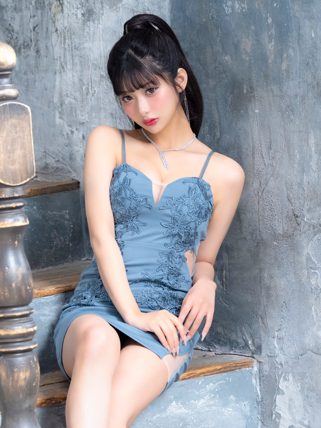 ミニドレス キャミソール 刺繍 谷間 シースルー くびれ ストレッチ 大きいサイズ XL XXL 4L 5L タイト ダスティブルー キャバドレス の座り画像4枚目