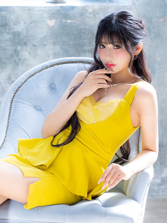 ミニドレス ペプラム 谷間 ハートカット レース ストレッチ キャミソール お腹カバー 大きいサイズ XL XXL 4L 5L マスタード タイト キャバドレス の座り像3枚目