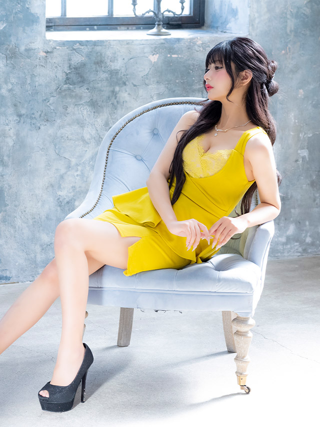 ミニドレス ペプラム 谷間 ハートカット レース ストレッチ キャミソール お腹カバー 大きいサイズ XL XXL 4L 5L マスタード タイト キャバドレス の座り画像4枚目