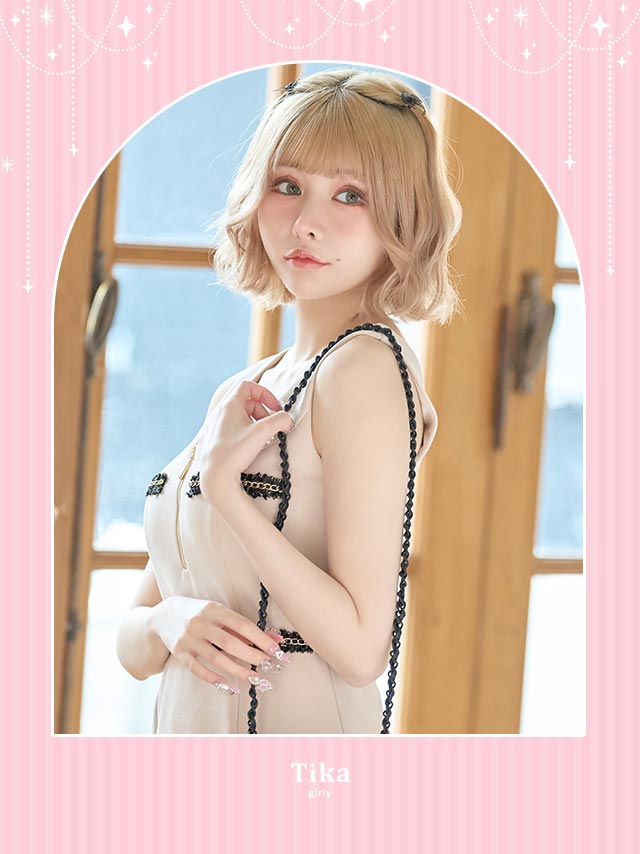 ミニドレス 谷間 大人 上品 ノースリーブ ストレッチ ゴールドチェーン縁取り フロントジップ 同伴 胸元カバー 下着のまま ベージュ XL タイト キャバドレス の立ち姿イメージ画像1枚目