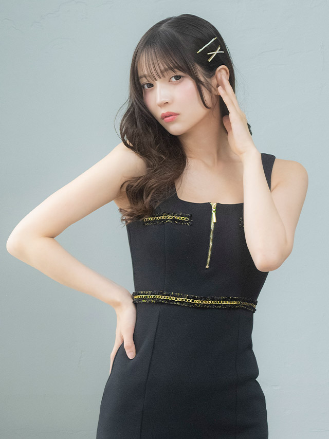 ミニドレス 谷間 大人 上品 ノースリーブ バストフロントジップ ゴールドチェーン 同伴 胸元カバー 下着のまま 黒 XL タイト キャバドレス の立ち姿イメージ画像1枚目