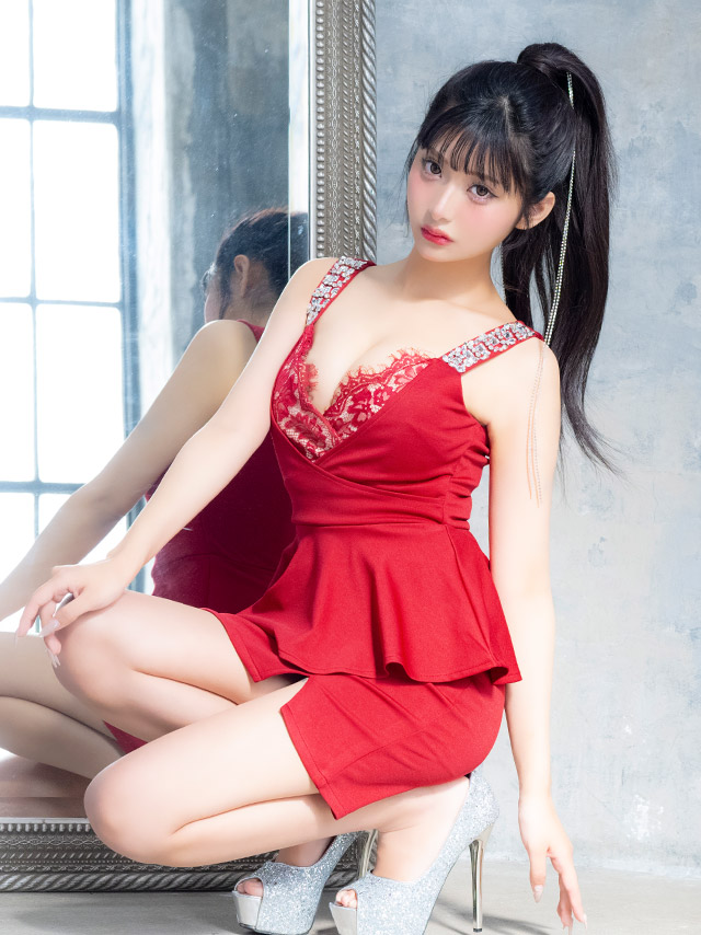 ミニドレス ペプラム 谷間 ハートカット レース ストレッチ ビジュー キャミソール お腹カバー 大きいサイズ XL XXL 赤ドレス タイト キャバドレス の座り画像4枚目