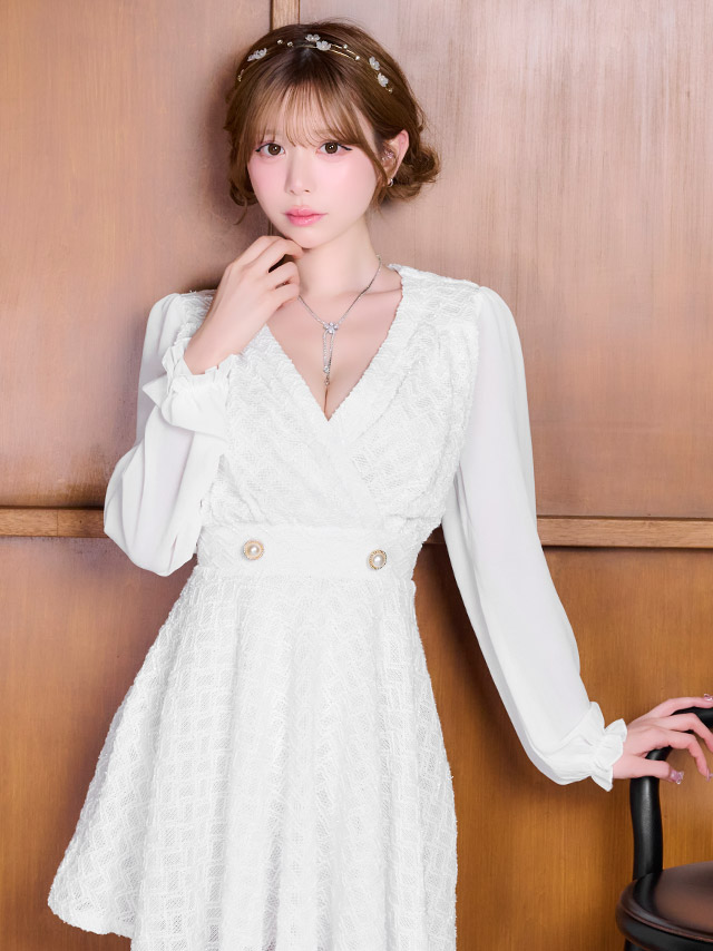 膝丈ドレス Aライン 長袖 ツイード ラメ ワンピース Vネック 大人 上品 二の腕カバー 下着のまま お呼ばれ 高身長 白 キャバドレス の立ち姿イメージ画像1枚目