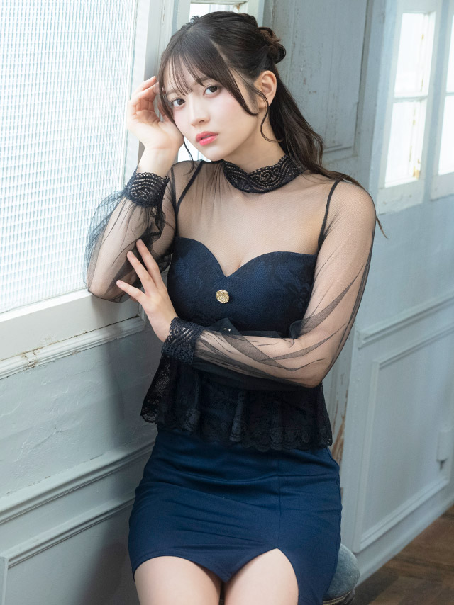 ミニドレス 長袖 袖あり シアー ブラックレース ハイネック ペプラム 谷間 ストレッチ お腹カバー 二の腕カバー 大きいサイズ XL XXL 4L 黒 ネイビー タイト キャバドレス の座り画像2枚目