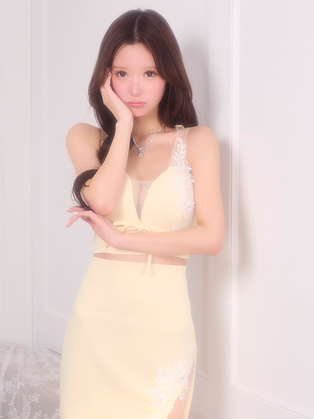 ミニドレス セットアップ ノースリーブ 立体フラワー 刺繍 リボン 谷間 シアー ストレッチ タイト パステル イエロー XL キャバドレス の立ち姿イメージ画像2枚目