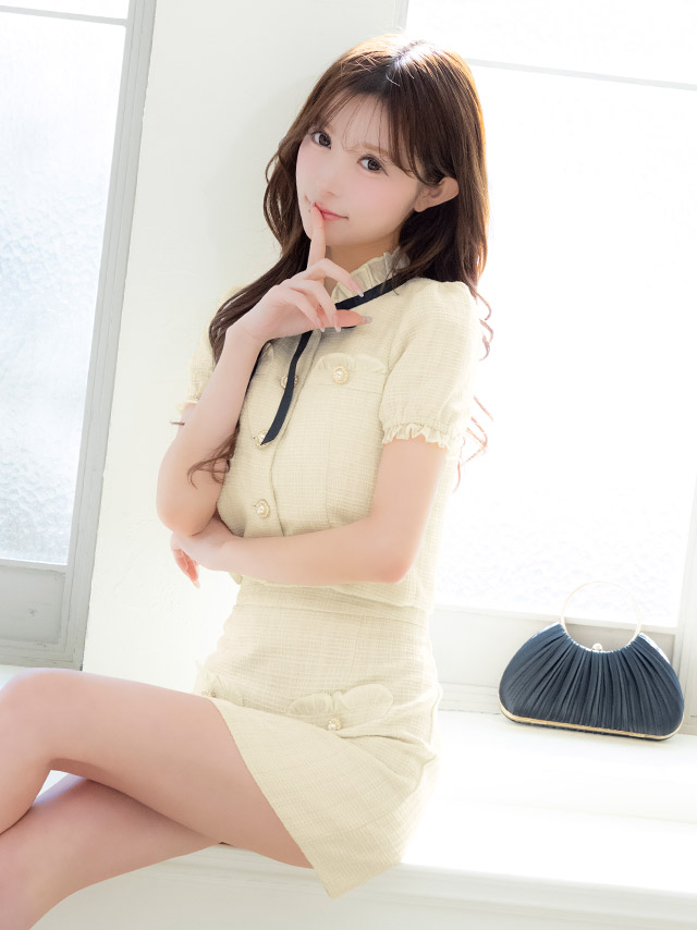 ミニドレス タイト セットアップ 半袖 ブラジャーのまま ネックリボン ハイネック 胸元隠し ツイード パールボタン 同伴 白 アイボリー XL キャバドレス の座り画像3枚目