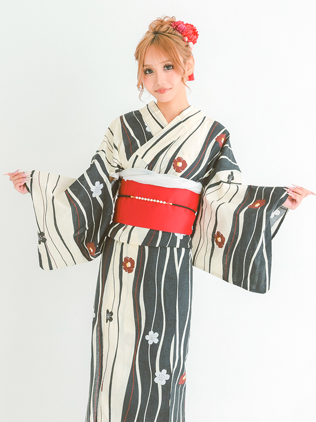 小ぶりな椿が散りばめられた大人可愛い浴衣