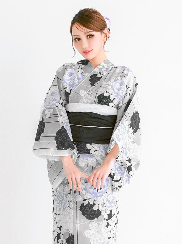 モノトーンの落ち着いたグレーを基調に黒と淡いラベンダーの花柄をあしらった大人モダンな粋浴衣