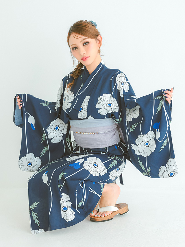 落ち着いたネイビーに映える大ぶりの花柄が、大人っぽくてとっても華やかなワンピース浴衣