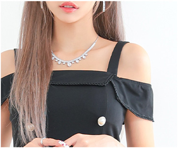 ミニドレス プチプラ 新人 タイト オフショル 低身長　胸元隠し 黒 ベージュ キャバドレスモデル画像2枚目