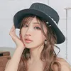 麦わら帽子日差しを守るおしゃれなビーチアイテム