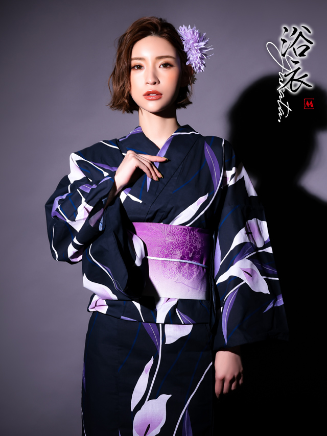 [浴衣 選べる帯] 粋 濃紺×しっとり菖蒲の花 ゆかた3点セット (浴衣+平帯or作り帯+下駄) (石原彩香着用)