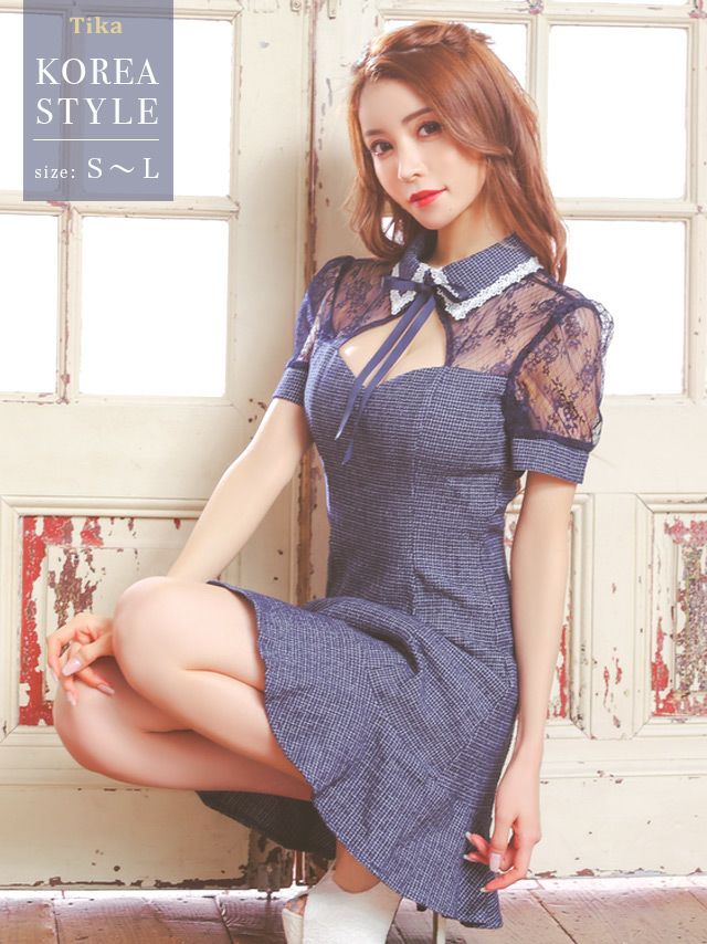 [韓国ドレス] 襟付きリボンガーリースタイルフラワーレース半袖パフスリーブフレアミニドレス (Sサイズ～Lサイズ) (一条響/キャバドレス着用)