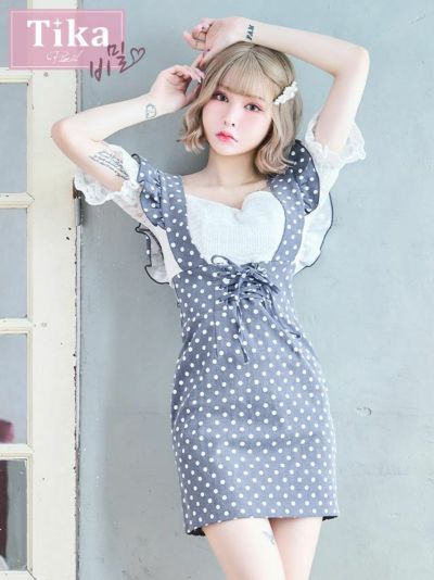 [アウトレット] 韓国ドレスサロペット風オフショルダーパフスリーブドット柄フリルレースタイトミニドレス (Sサイズ～Lサイズ) (戦慄かなの/キャバドレス着用)